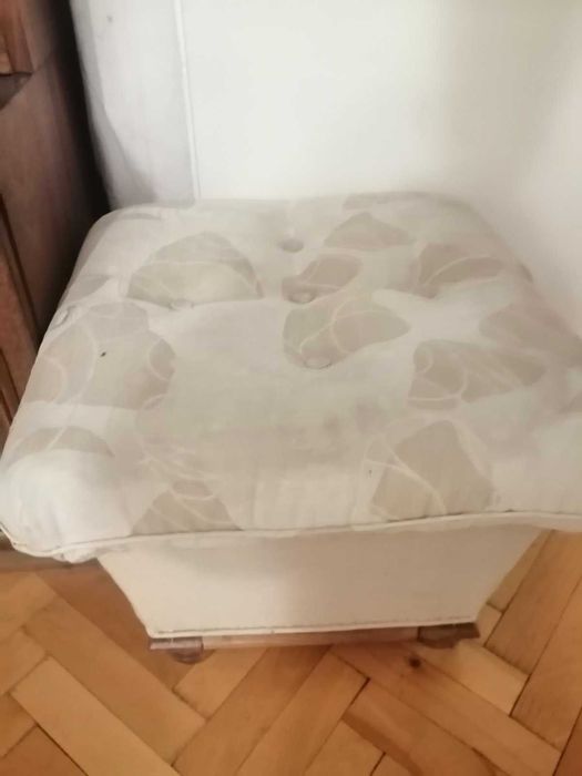 Продавам холна гарнитура .Диван два фотьойла и табуретка