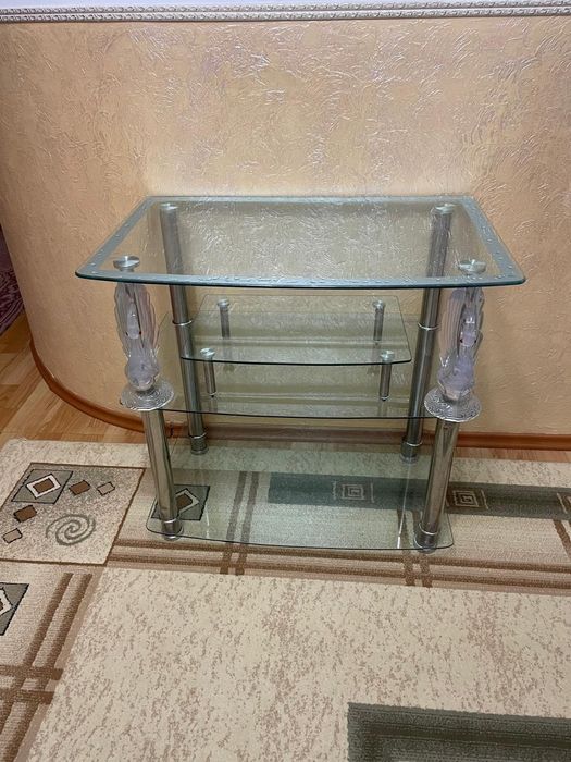 Стекланная тумбочка под телевизор