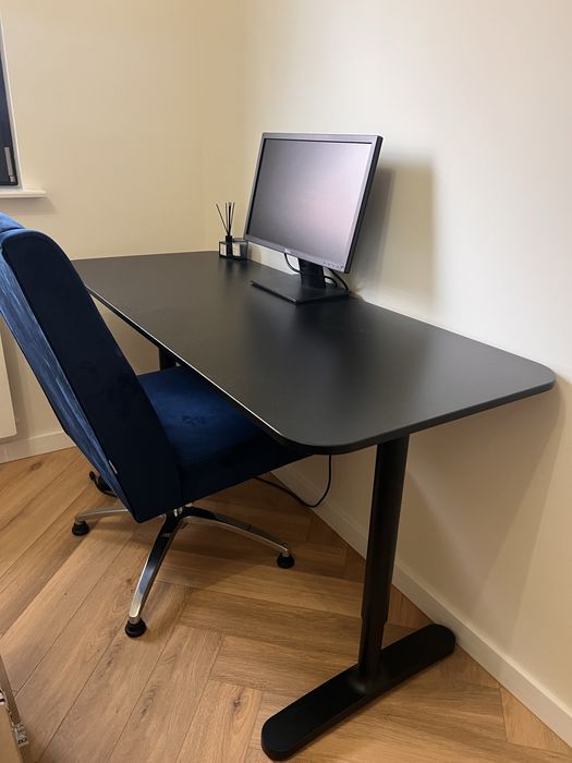 Birou Ikea negru inaltime reglabila 140 cu 60 dimensiuni