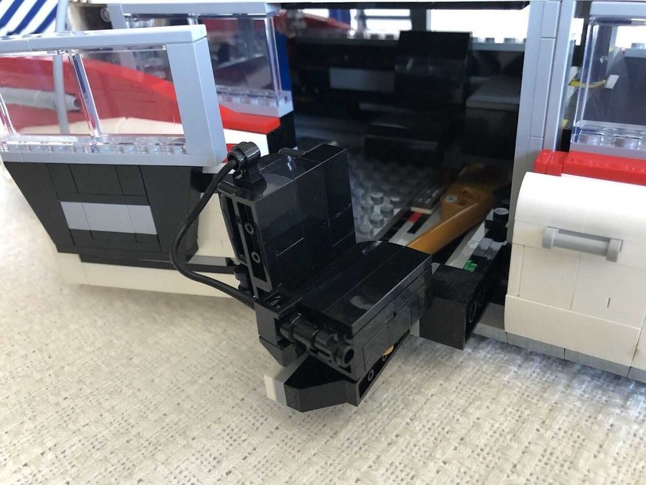 LEGO Icons: Ghostbusters ECTO-1 2352 части/елемента