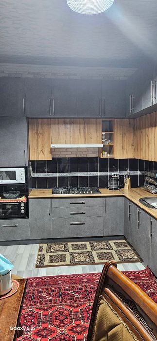 26 мкр, Зор маркет карама карсы жай сатылады.Продается 2х этажный дом.