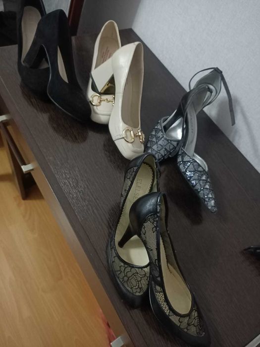 Платья и туфли вечерние