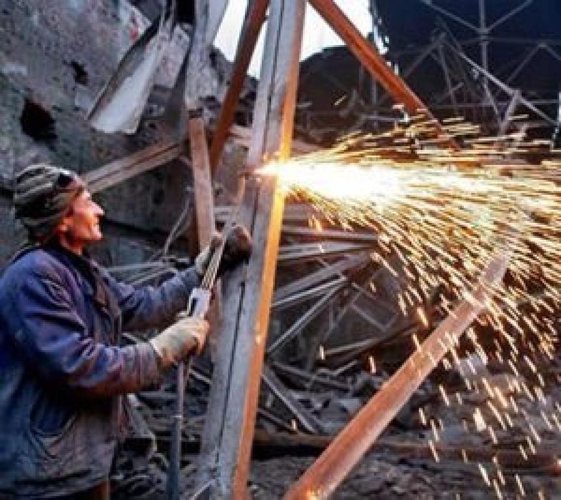 резчик горячего металла. 8 электросварщик. газорезчик металлолома. профессия газорезчик. демонтаж металлоконструкций резаком.