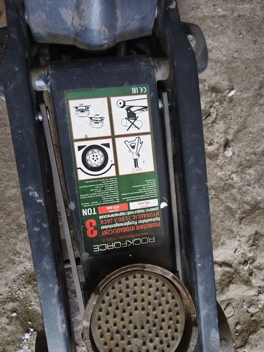 Домкрат для автомобиля