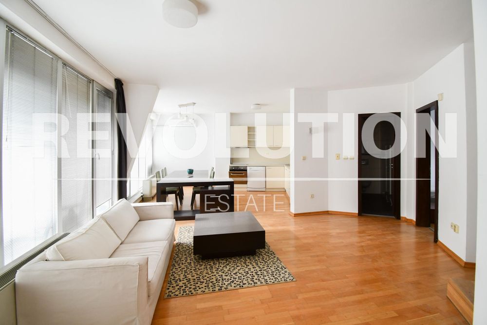 Мезонет с ГАРАЖ в центъра на София.