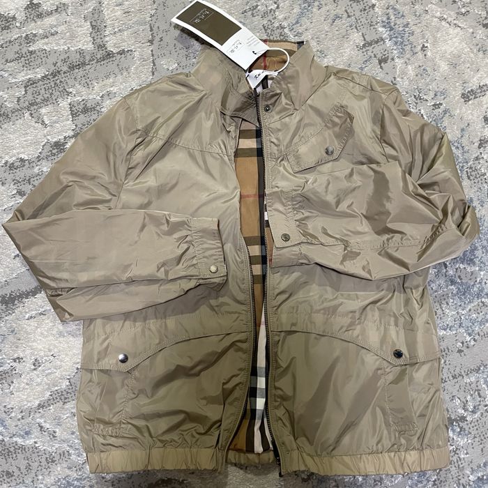 Продам куртку (ветровку) новую