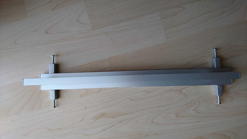 Продавам 3 иноксови метални дръжки за чекмеджета на скрин