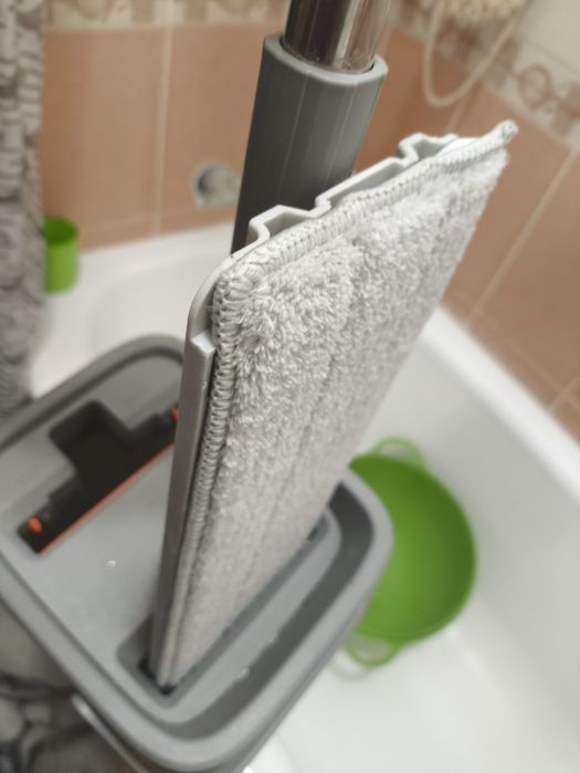 Швабра с ведром серого цвета