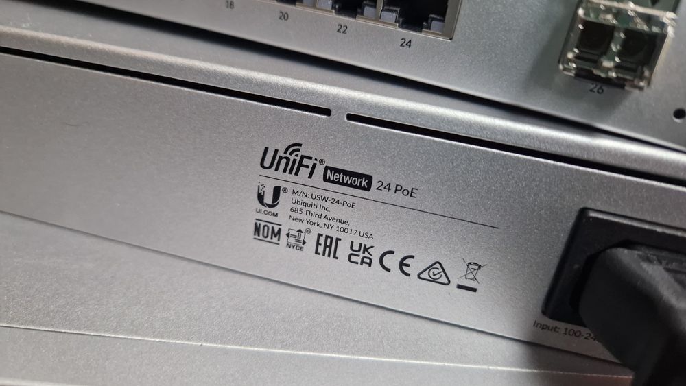 Switch PoE Ubiquiti UniFi cu 24 porturi Gigabit, 2xSFP, managed, racka
