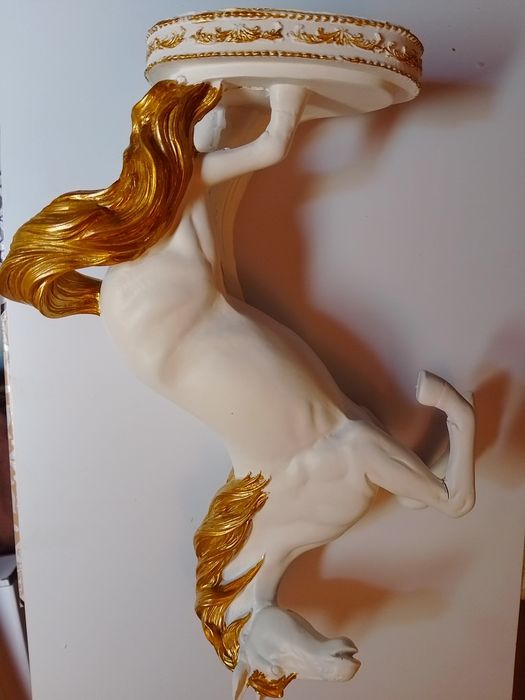 Статуетка-кон с малък дефект