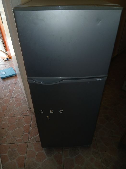 Хладилник с малък хризер Sharp