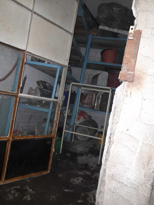 Продавам желязна врата с стъкла.