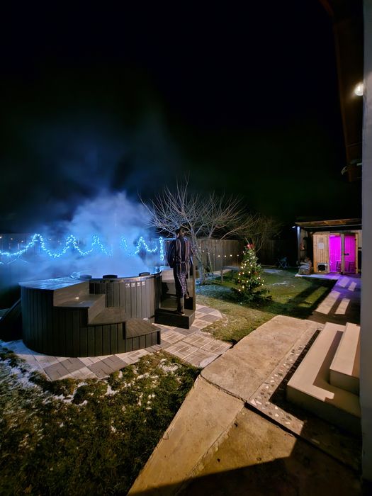 Cabana Natasha Brasov ciubar gratuit singur in curte fara proprietari.