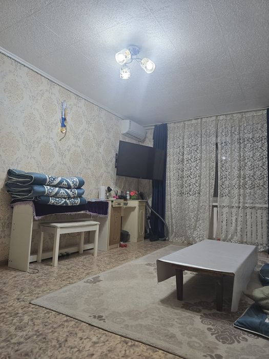 Продам двух коматную квартиру на втором этаже ремонт среднии окна фени