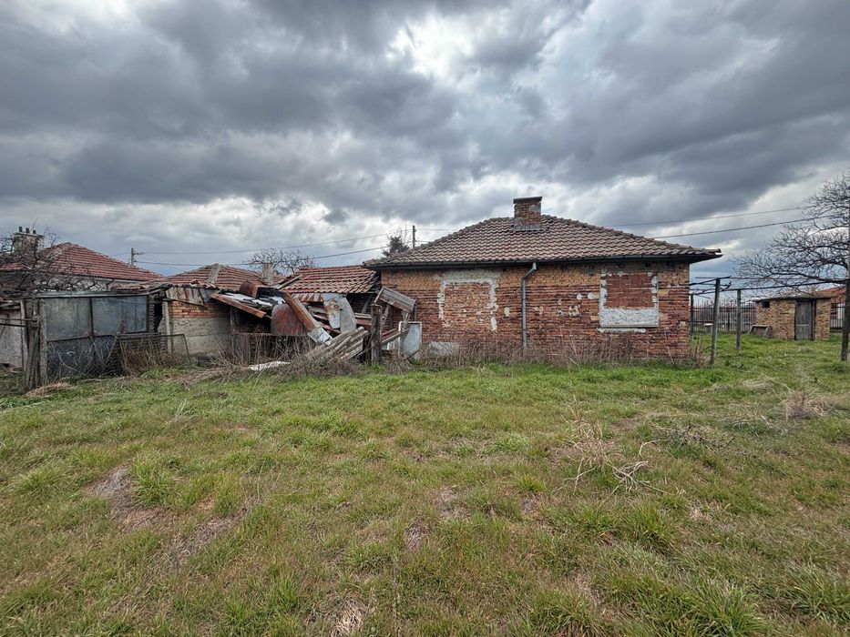 КЪЩА с ГОЛЯМ ДВОР в с. Васил Левски