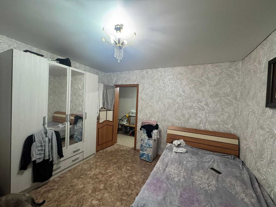 Продается  4-  комнатная квартира