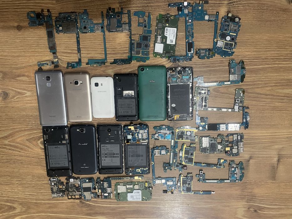 Lot componente telefoane și plăci de bază GSM – pentru piese sau reciclare (scrap)
