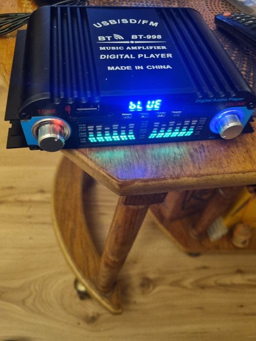 Vand amplificator 4×40 W, cu telecomanda nou in cutia originala.
Are următoarele funcții:
1. Radio digital pe frecventa FM
2. Bluetooth, prin interm