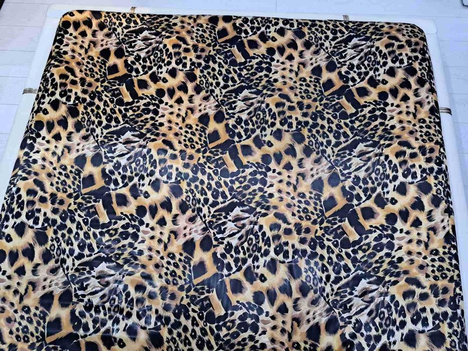 Бяла кожена спалня с матрак