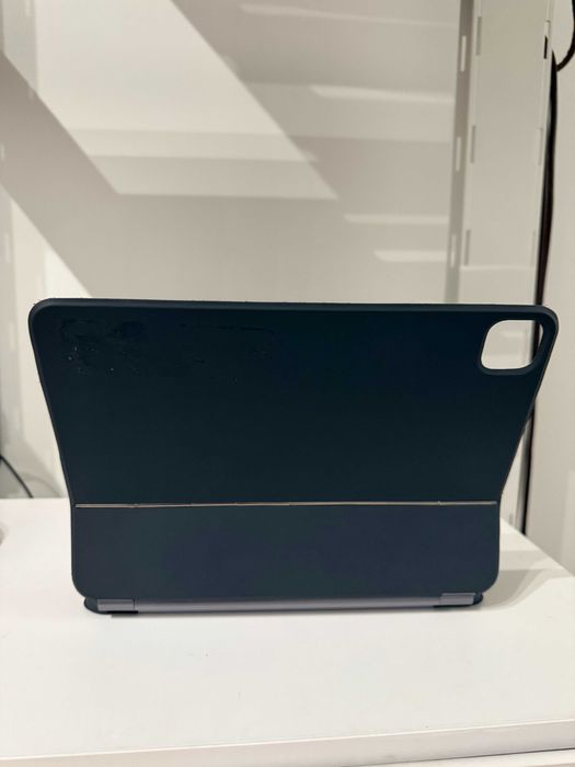 Продам клавиатуру чехол для Ipad pro 11