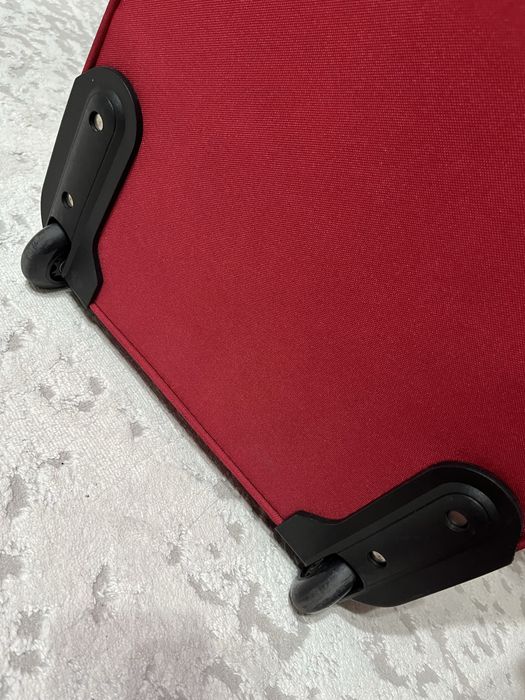 Продам чемодан в отличном состояний