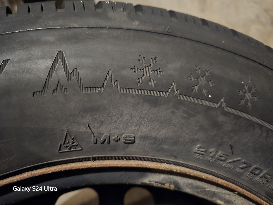 Продавам 4 нови гуми Dunlop winter sport 5 със стар дот монтирани на ж