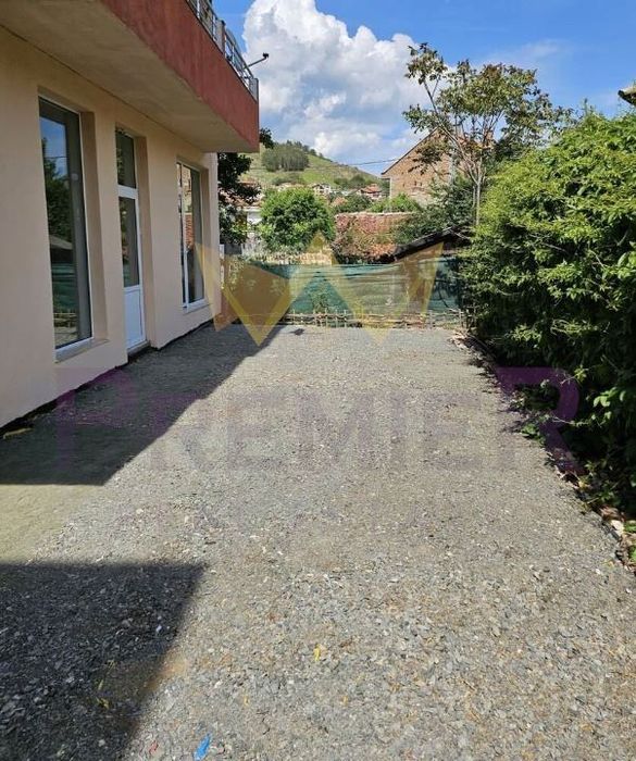 Апартамент с двор и паркомясто - Айтос