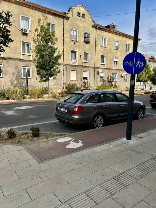 Vând apartament - 2 camere + debara, boxă la beci, spațiu în pod și loc de parcare -Piața mică
