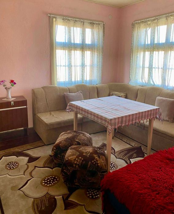 Продавам къща с двор в село Каравелово