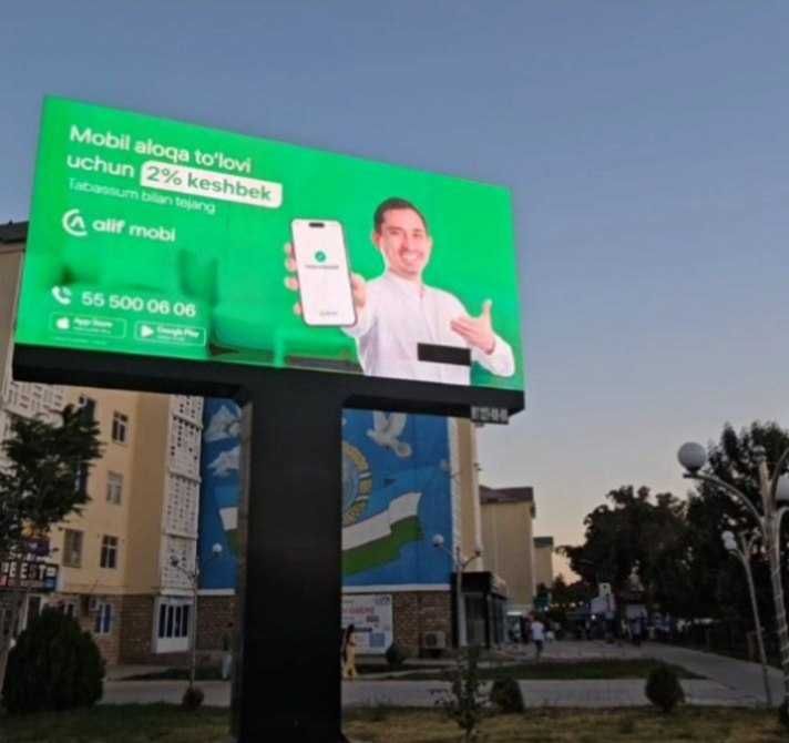 Jizzaxda led ekranlarda reklamalar. Лед екран на рекламах в Джиззах.