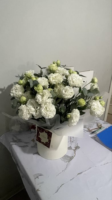 Внутри есть витамин для цветов и записка со словами Erkem