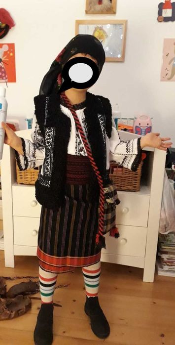 Costum popular autentic pentru fetiță, lucrat manual, achizitionat de la un artist popular din zona Bucovinei.