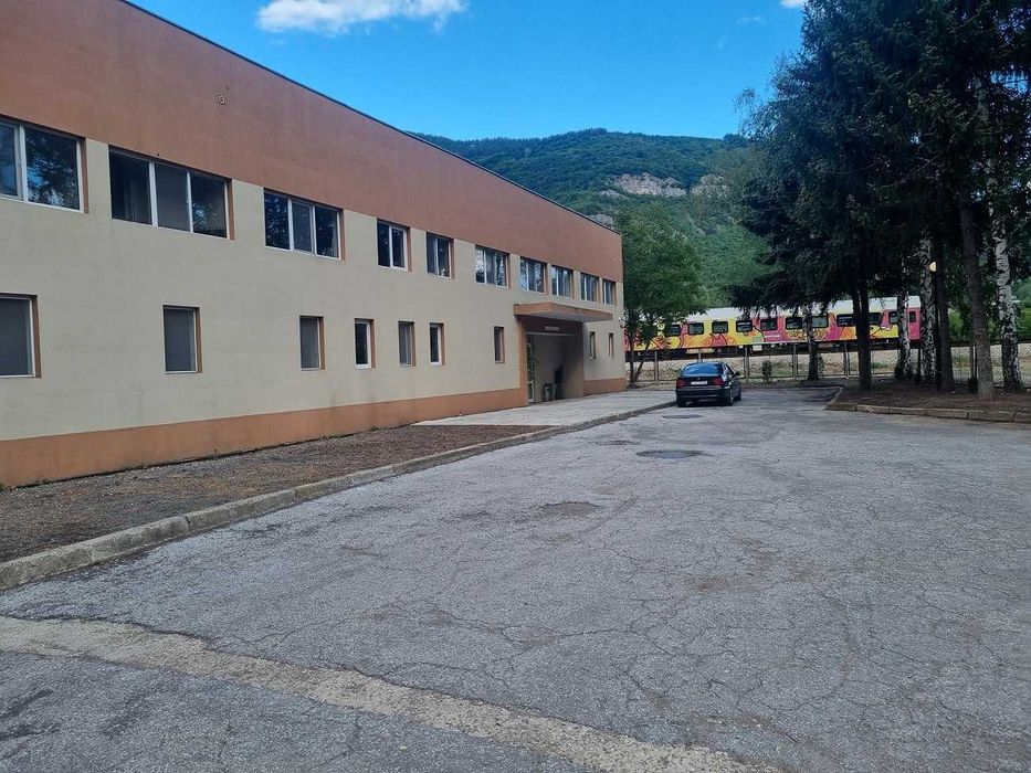 ПОД НАЕМ - три свързани производствено-складови помещения в с. Церово