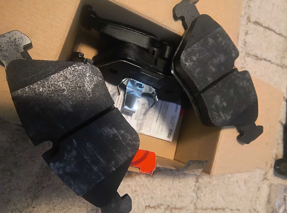 TRW комплект накладки за предна ос на bmw e39 е46