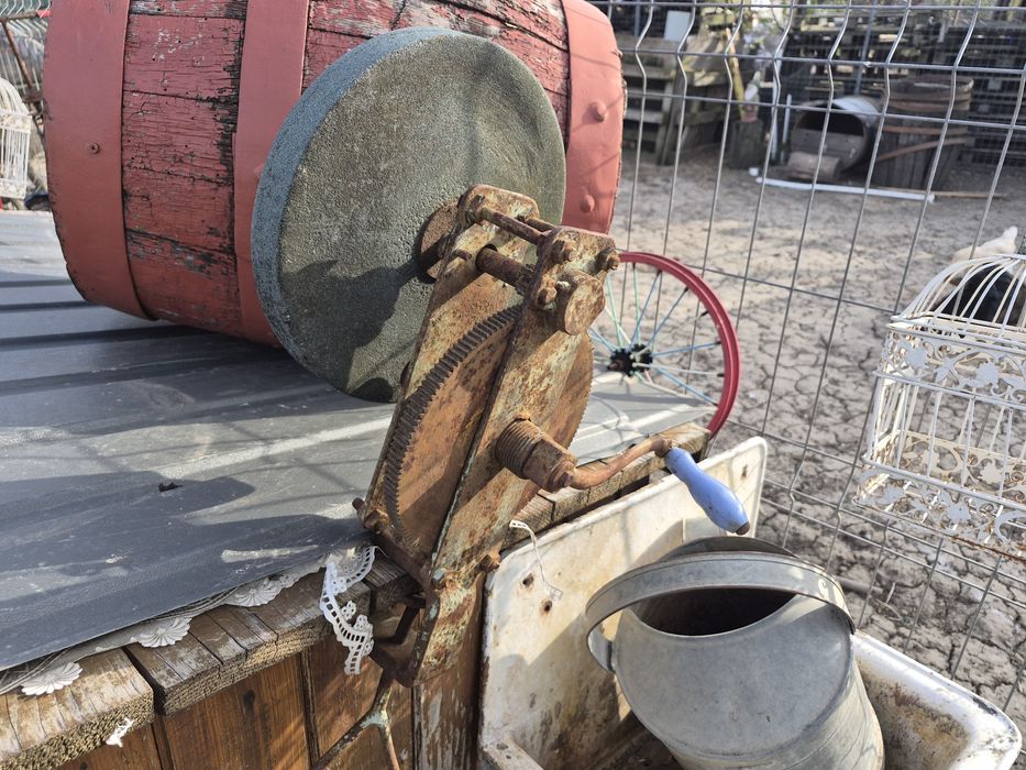 Polizor manual vechi cu pinioane