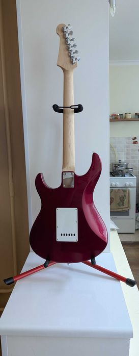 Продам элеткрогитару YAMAHA PACIFICA012