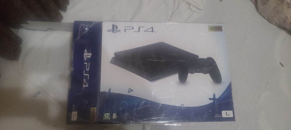 "PS4 Slim + 2 ta joystik" konsol bilan birga 25 dan ortiq uyin mavjud.