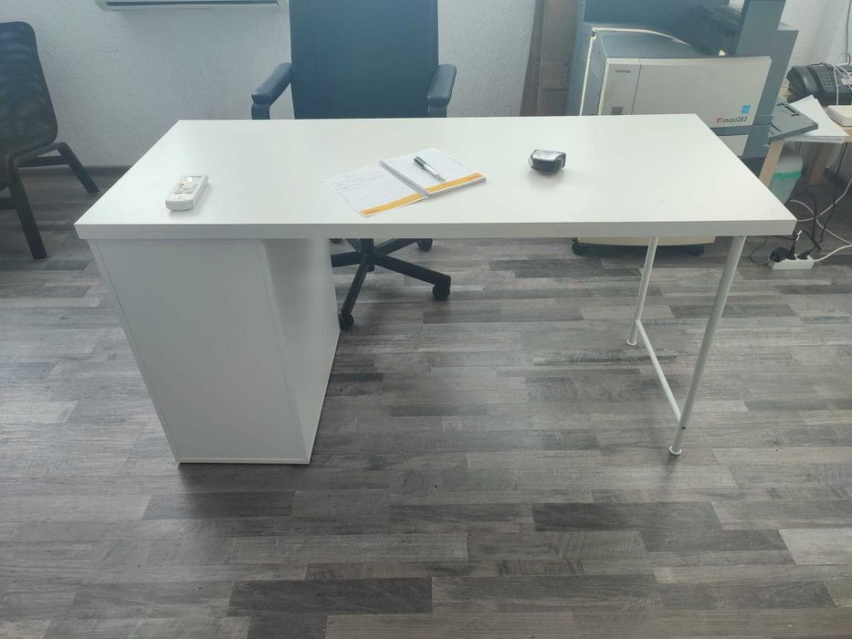 Birou alb de birou, cu spatiu de depozitare, ca nou, 140 cm x 6 cm