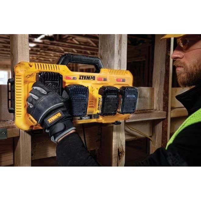 Бързо Зарядно устройство с 4 зарядни клетки DeWALT DCB104