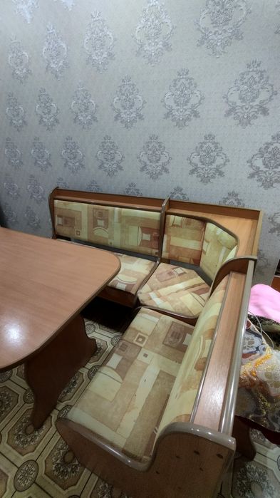 Продам стол и стулья