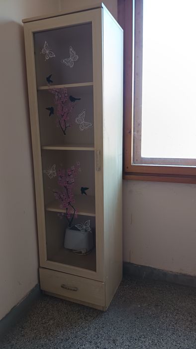 Висок шкаф от светла дървесина