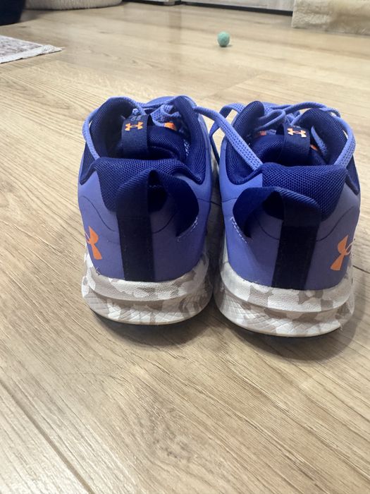 Vand adidasi Under Armour trail