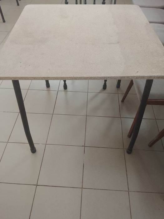 Продам 5 столов и 6 стульев