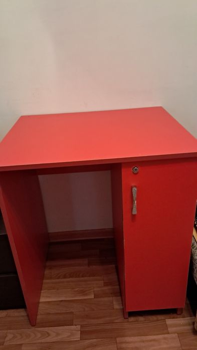 Продам  красный стол