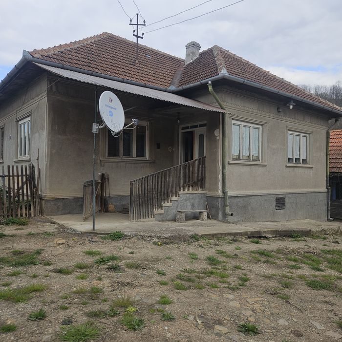 Vând casă  Sat Caraci  com Baia de cris