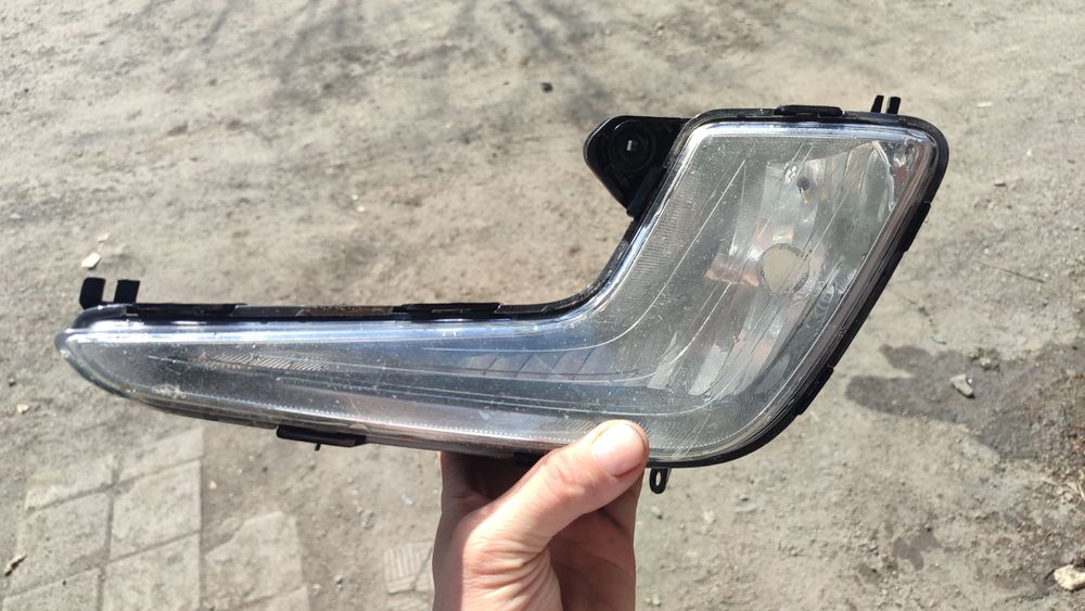 Продам противотуманную фару Оригинал