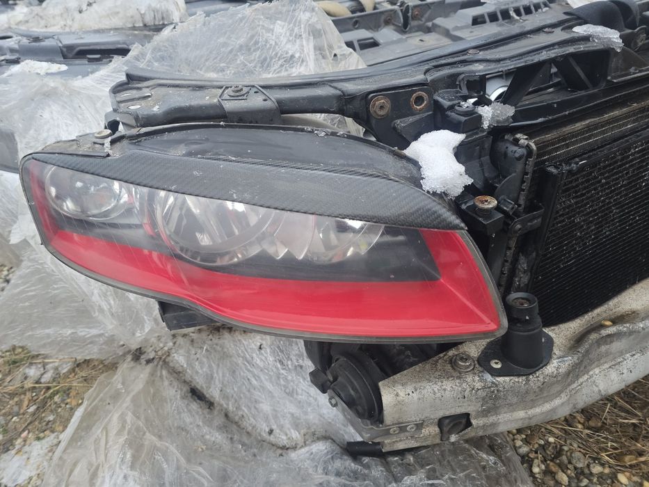 Faruri Audi A4 b7 cu ploape si interior rosu.