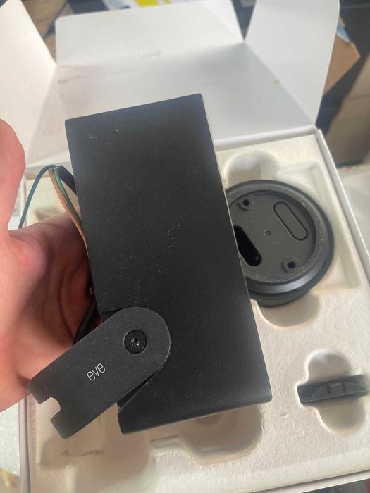 Eve Outdoor Cam – Cameră de supraveghere inteligentă cu proiector, viziune nocturnă, senzor de mișcare, interfon, WiFi