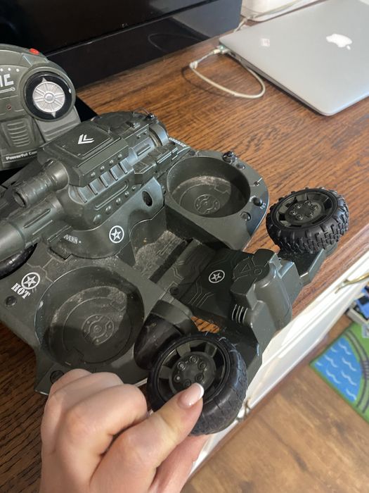 Танк игрушечный