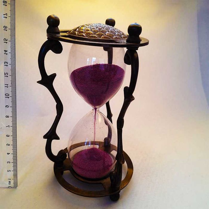 Пясъчен часовник с бронзова стойка